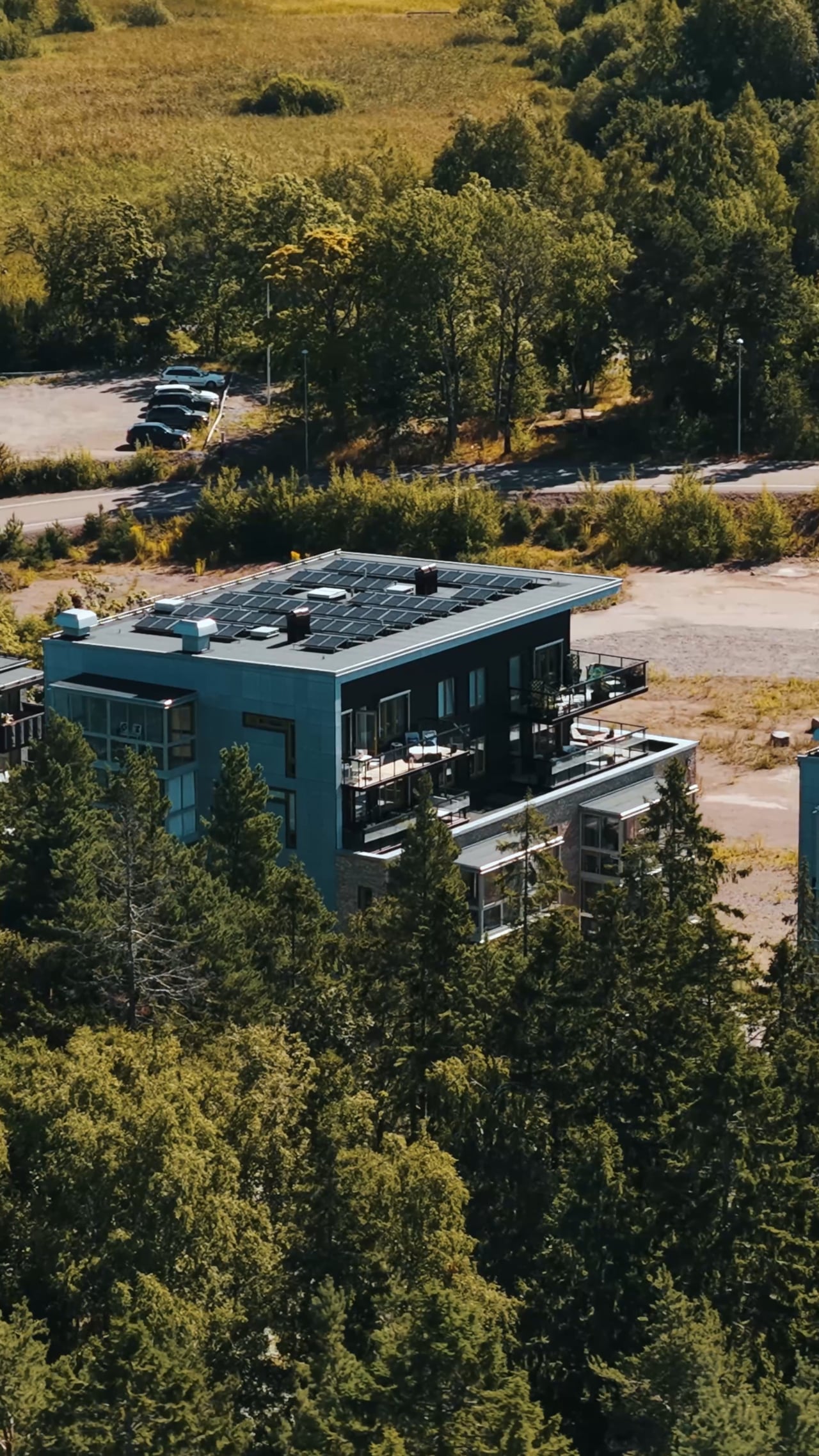 Drönarbild över villa i Karlstad – bostadsfilm